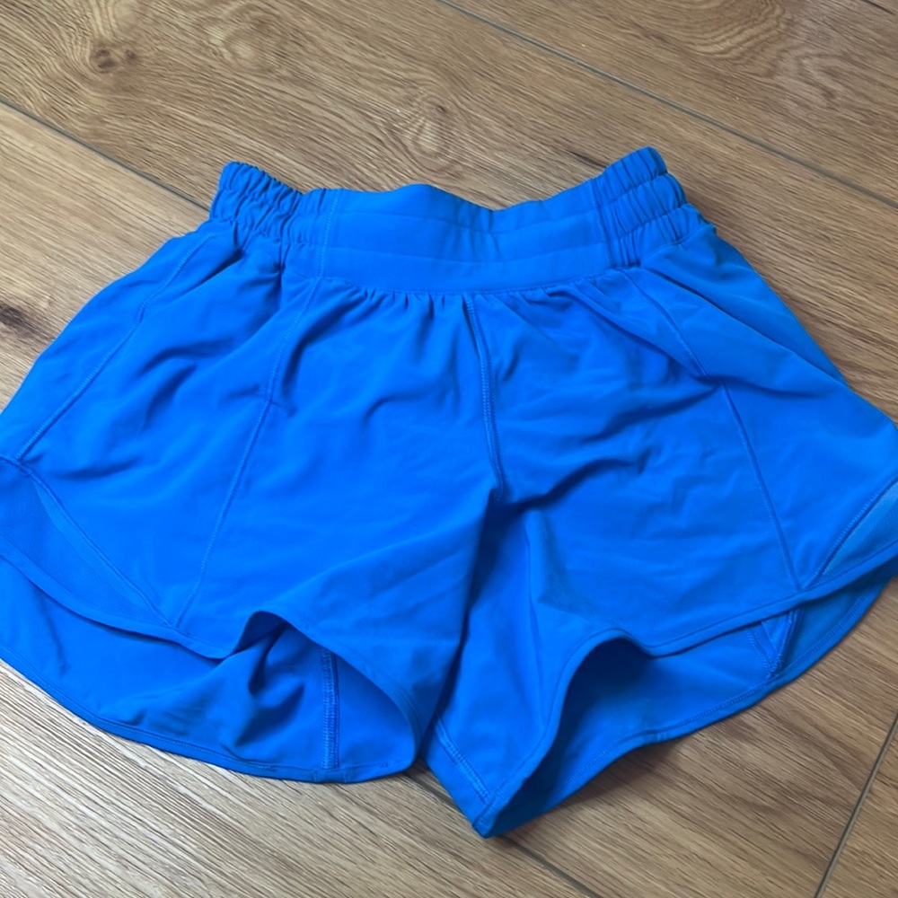 Lululemon size 2, 4 inch hotty hots in pool side blue